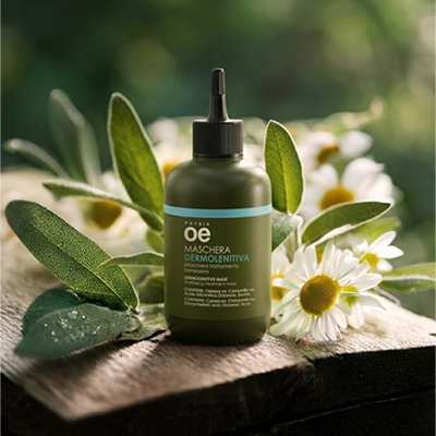 immagine del prodotto della maschera dermolenitiva ambientata su sfondo con salvia e margherite